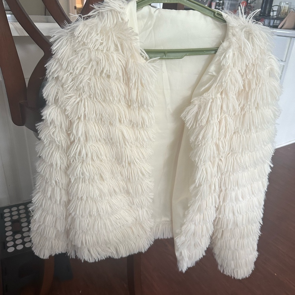 AMAZON-2000s white faux fur jacket with a fluffy texture #y2k #vintage